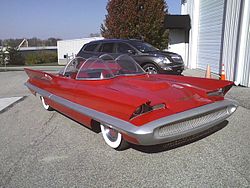   Точная копия Lincoln Futura 1955 года, изготовленная Бобом Баттсом в 1990-х годах